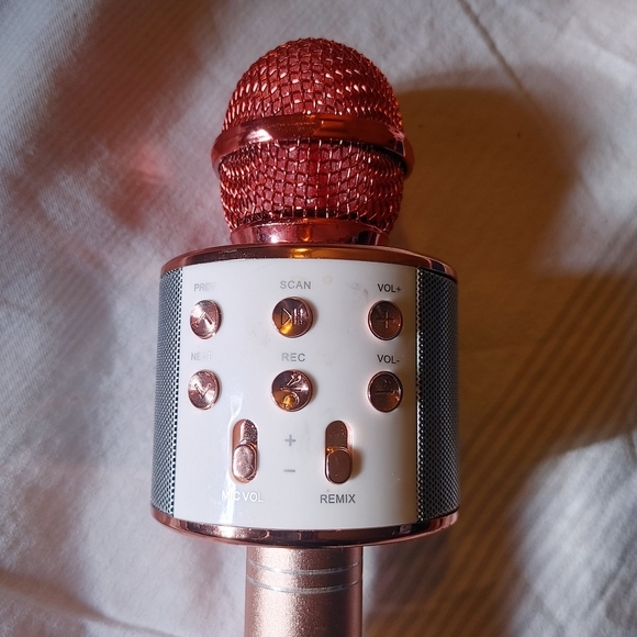 Rose Gold Bluetooth Wireless Karaoke Microphone w/ Recording - Fun & Easy To Use - Picture 5 of 5